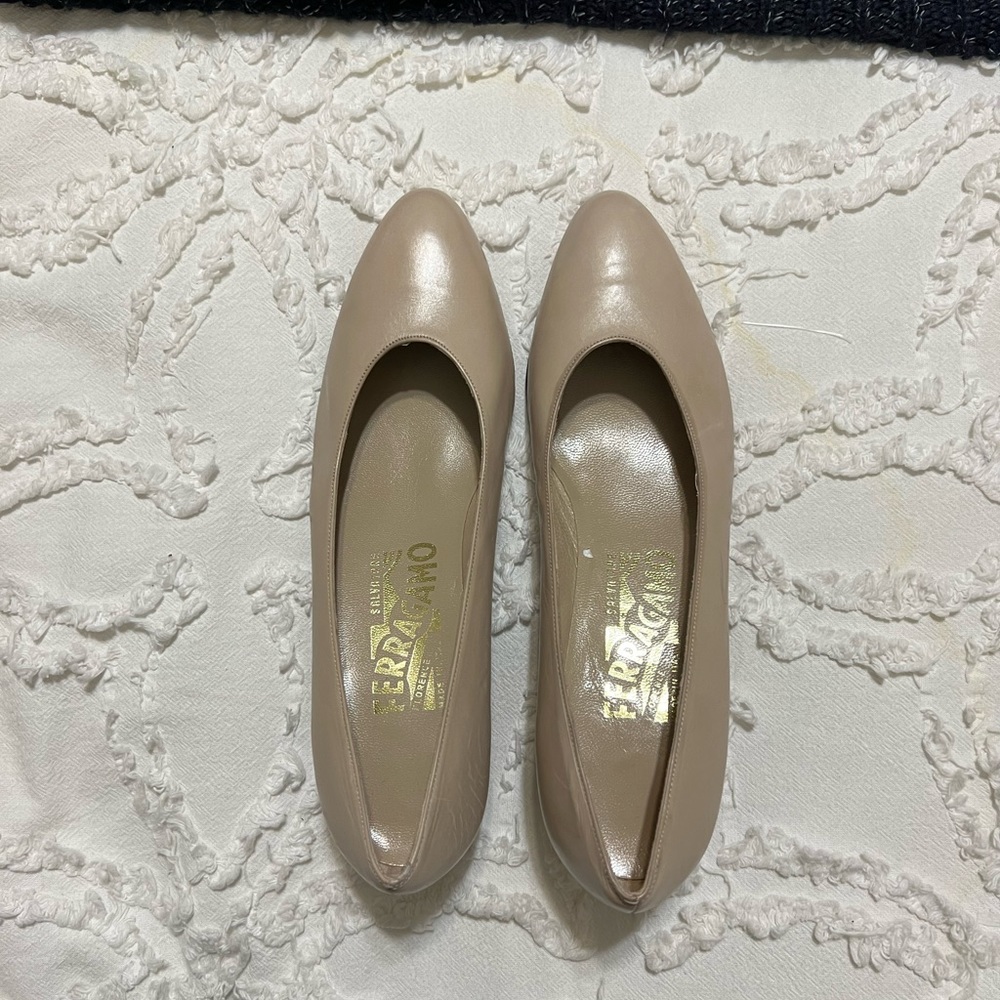 UNWORN vintage Ferragamo nude heels